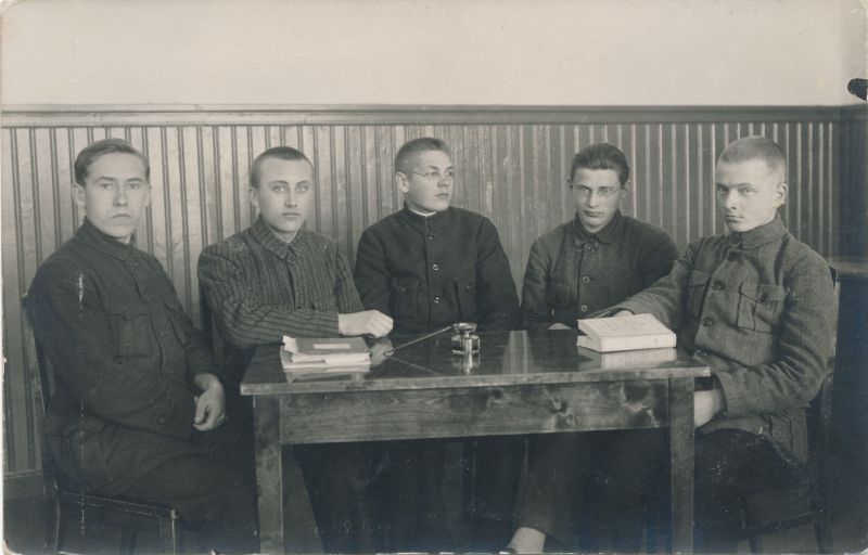 Foto. Seminari karskusringi tegelased 1923.a. Vasakult: Joh.Oll, M.Vaga, A.Kollamaa, J.Kraanfeldt, H.Gatun.
Foto: L.Õ.S. fotoring.