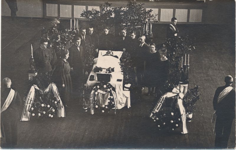 Foto. Läänemaa Õpetajate Seminari II lend direktor Johannes Õunapuu kirstu juures 1924.a. veebruaris.