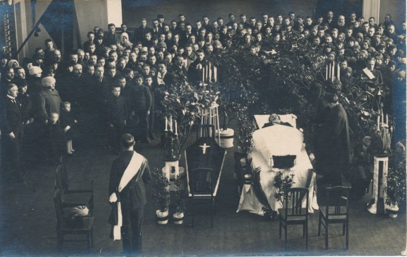 Foto. Läänemaa Õpetajate Seminari terve koolipere direktor Johannes Õunapuu kirstu juures 1924.a. veebruaris.