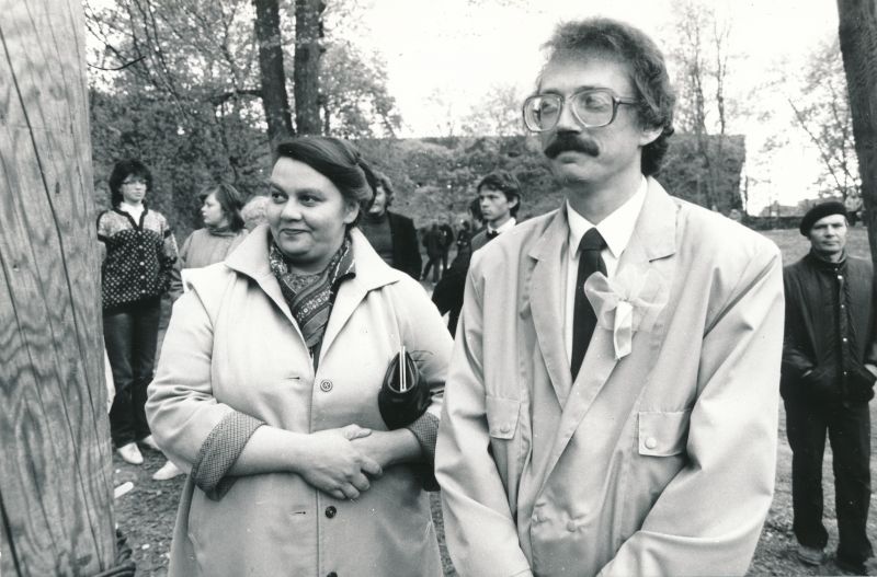 Foto. Haapsalu rajooni koolinoorte laulu- ja tantsupidu 31.mail 1987.a. Haapsalu Keskraamatukogu direktor Mare Ektermann ja Haapsalu RSN TK aseesimees Hannes Saarsoo.
Foto: Elmar Ambos.