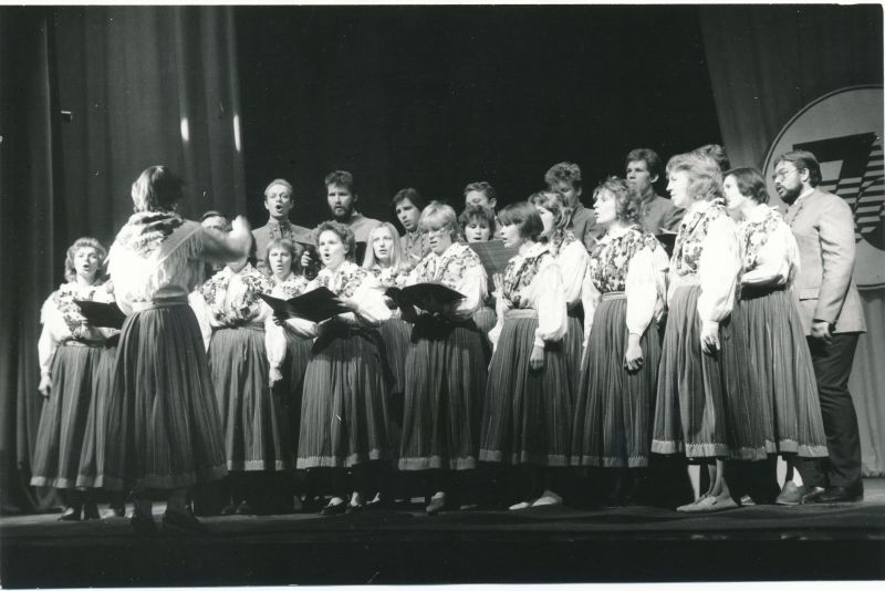 Foto. Rajooni rahvamajandussaavutuste näitus "Expo 70" 30.okt.-1.nov.1987.a. Kontsert näituse avamise puhul. Esineb Haapsalu segakoor "Heleri".
Foto: Elmar Ambos.