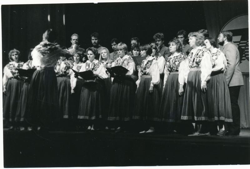 Foto. Rajooni rahvamajandussaavutuste näitus "Expo 70" 30.okt.-1.nov.1987.a. Kontsert näituse avamise puhul. Esineb Haapsalu segakoor "Heleri".
Foto: Elmar Ambos.