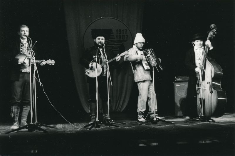 Foto. Rajooni rahvamajandussaavutuste näitus "Expo 70" 30.okt.-1.nov.1987.a. Kontsert näituse avamise puhul. Esineb Taebla EPT ansambel "Pumpspunt".
Foto: Elmar Ambos.