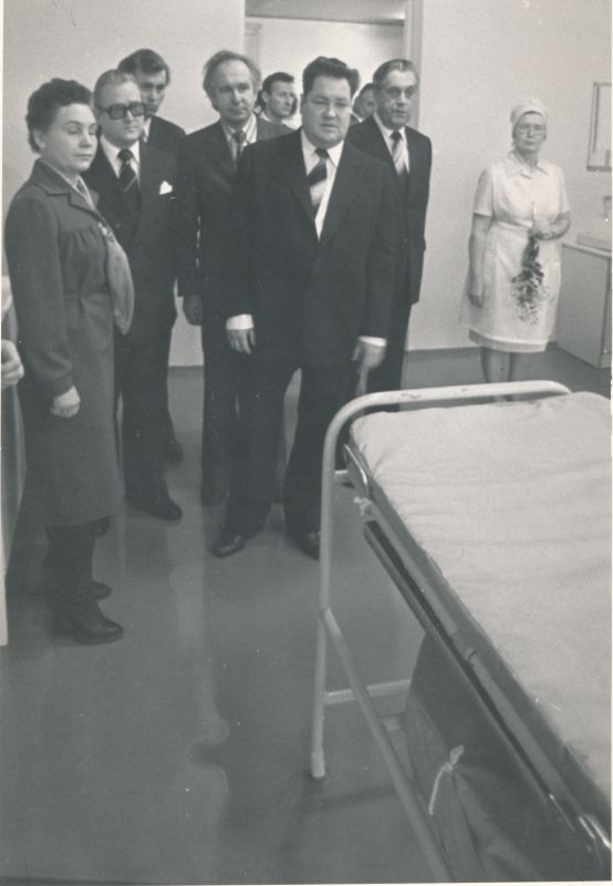 Foto. Haapsalu Keskhaigla uue ravikorpuse avamisel 5. novembril 1979. a. Palatis ees keskel peaarst Madis Martinson.
Foto: Harles Pilter.