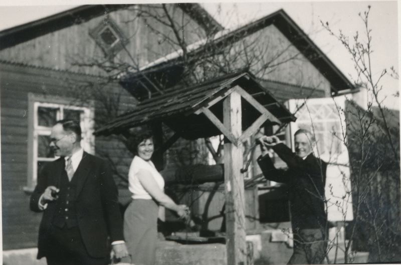 Foto. Cyrillus ja Maria Kreek koduõues  Haapsalus, Võnnu 36. 1930nd.