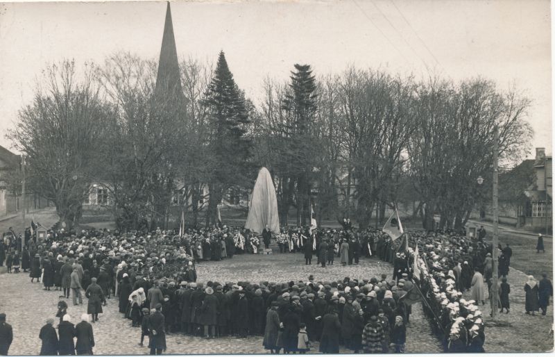 Foto. Vabadussõja monumendi avamine Haapsalus. Kõneleb Hans Alver. 09.11.1924.