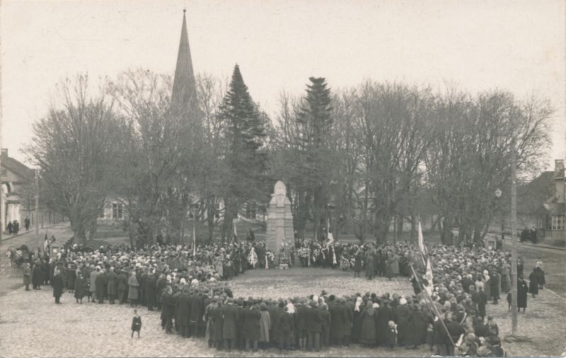 Foto. Vabadussõja mälestusmärgi avamine Haapsalus, 09.11.1924. Kõneleb metropoliit Aleksander.