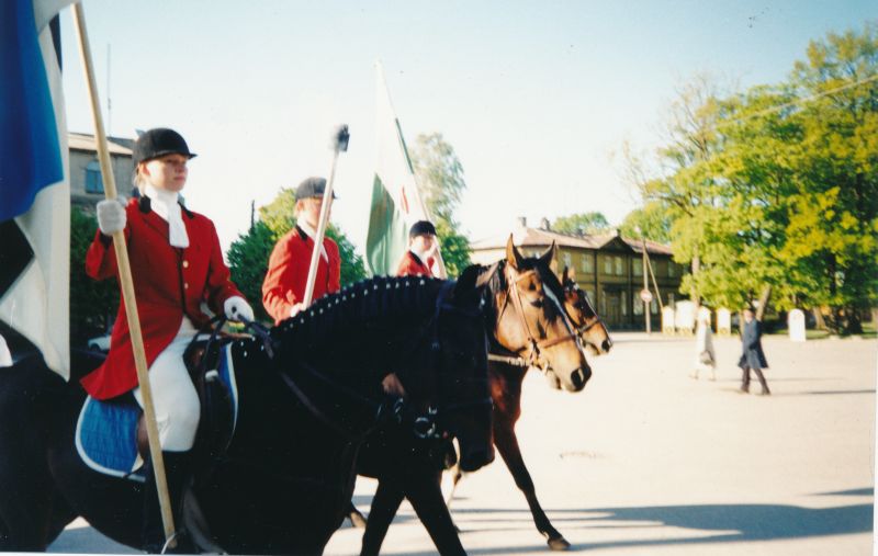 Foto. Ratsanikud Läänemaa laulu- ja tantsupeo rongkäigus Lossiplatsil, 01.06.1994