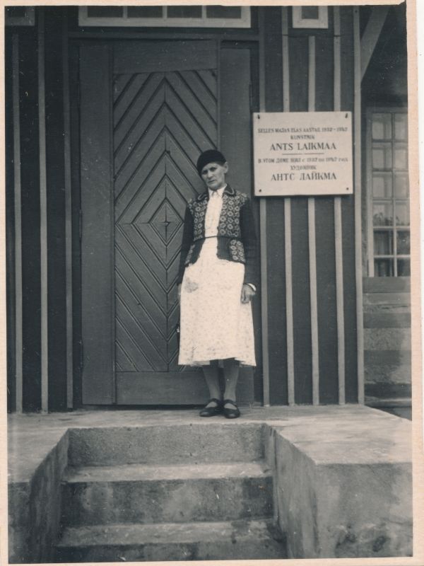 Foto. Anni Laikmaa, kunstnik, Ants Laikmaa majamuuseumi peaukse ees, trepil, Taeblas. 1959.