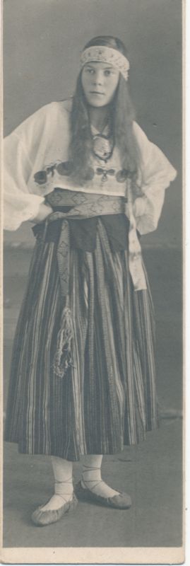 Foto. Naine rahvarõivastes. 1925.
Foto: J.Grünthal.