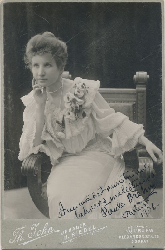 Foto. Paula Brehm kolmveerand portree toolil, foto kingitud A. Laikmaale 1906 Tartus