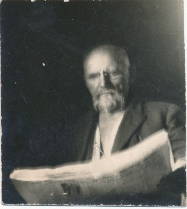 Foto. Ants Laikmaa ajalehte lugemas. u 1942.