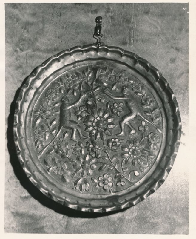 Foto. Ants Laikmaa majamuuseumi väljapanekust, 1961. Vaskplekist seinataldrik, kaks ahvi.