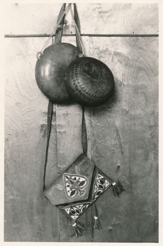 Foto. Ants Laikmaa majamuuseumi väljapanekust, 1961. Vaade magamistoas seinal rippuvatele kõrvitsast jooginõudele.