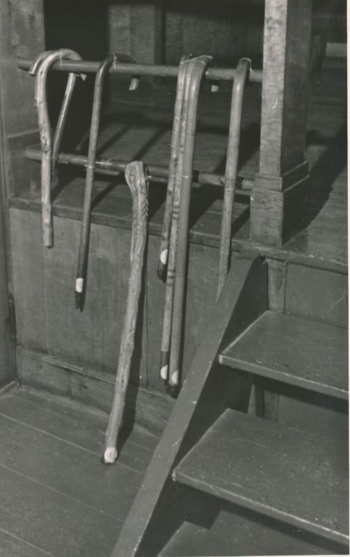 Foto. Ants Laikmaa majamuuseumi väljapanekust, 1961. Valik jalutuskeppe.