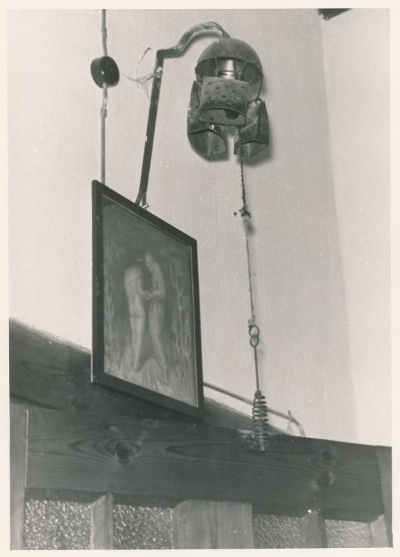 Foto. Ants Laikmaa majamuuseumi väljapanekust, 1961. Söögitas ukse kohal rippuv uksekell.