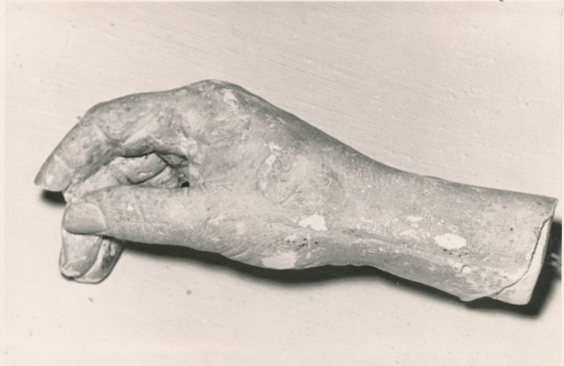 Foto. Ants Laikmaa majamuuseumi väljapanekust, 1961. Ants Laikmaa käe kipsjäljend.
