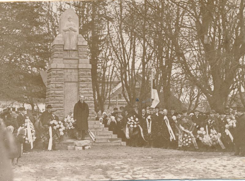 Foto.  Eesti Vabadussõjas langenute mälestussamba avamisel Haapsalus 9.november 1924.a. Kõneleb Hans Alver