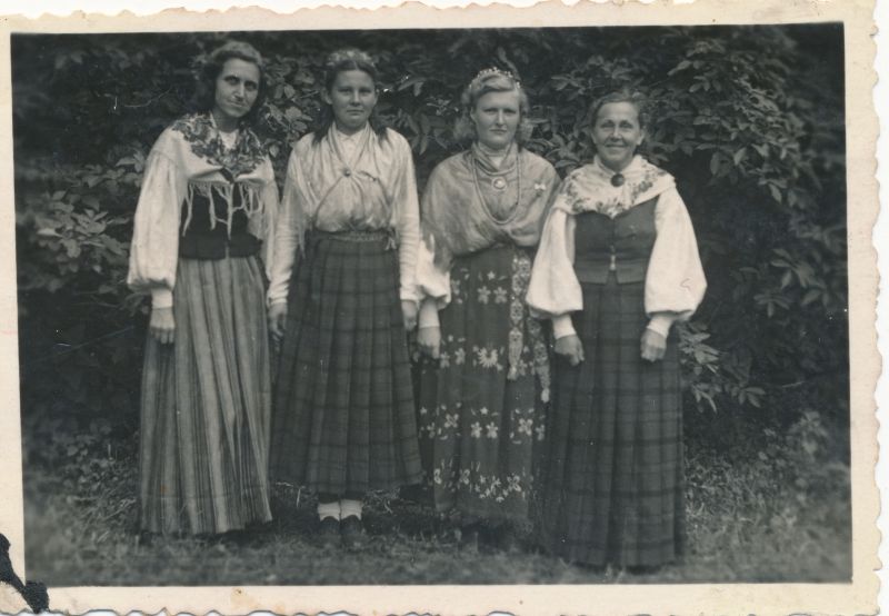 Foto. Naised rahvariietes laulupäeval Haapsalus 25.juuni 1950.a.