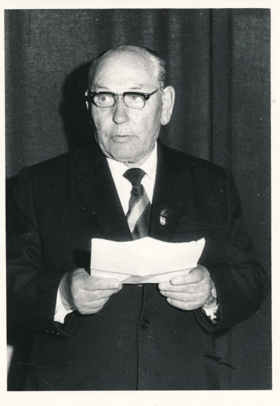 Foto. Voldemar Pihlau 80.sünnipäevapidu Haapsalu Sanatoorses Internaatkoolis 24.mail1986.a. Fotol peab kõnet juubilar.
Foto: T.Sillaste.
