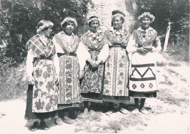 Foto. Eestirootslaste laulupidu Haapsalus 2.-3.juulil 1933.a. Rahvariides neiud.