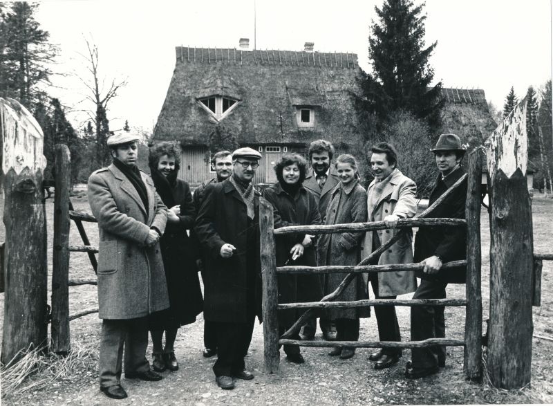 Foto. Külalisdelegatsioon "Lenfilmist" Taeblas Ants Laikmaa majamuuseumi ees 1982. a. aprillis. 
Foto: E. Ambos.