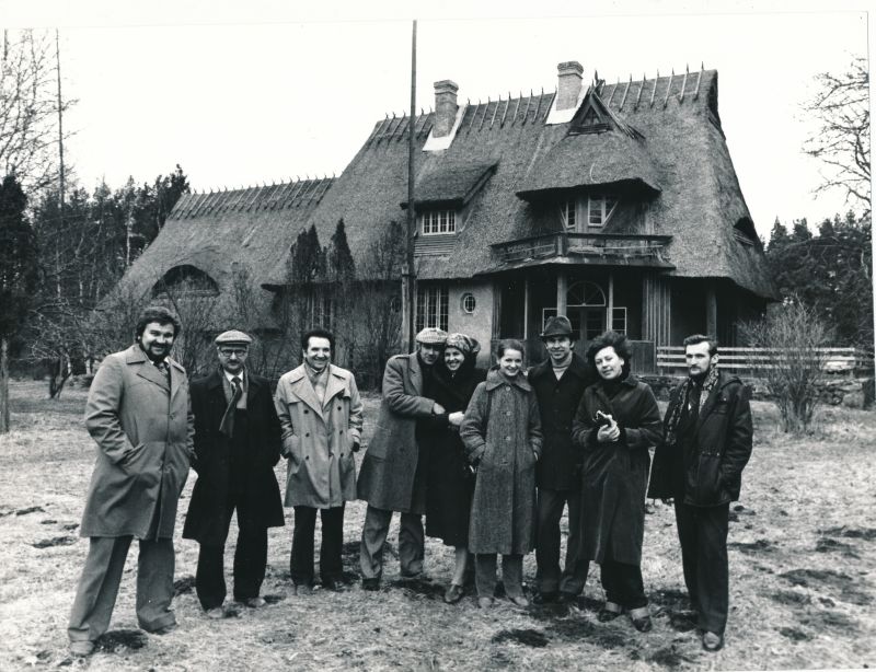 Foto. Külalisdelegatsioon "Lenfilmist" Taeblas Ants Laikmaa majamuuseumi ees 1982. a. aprillis. 
Foto: E. Ambos.