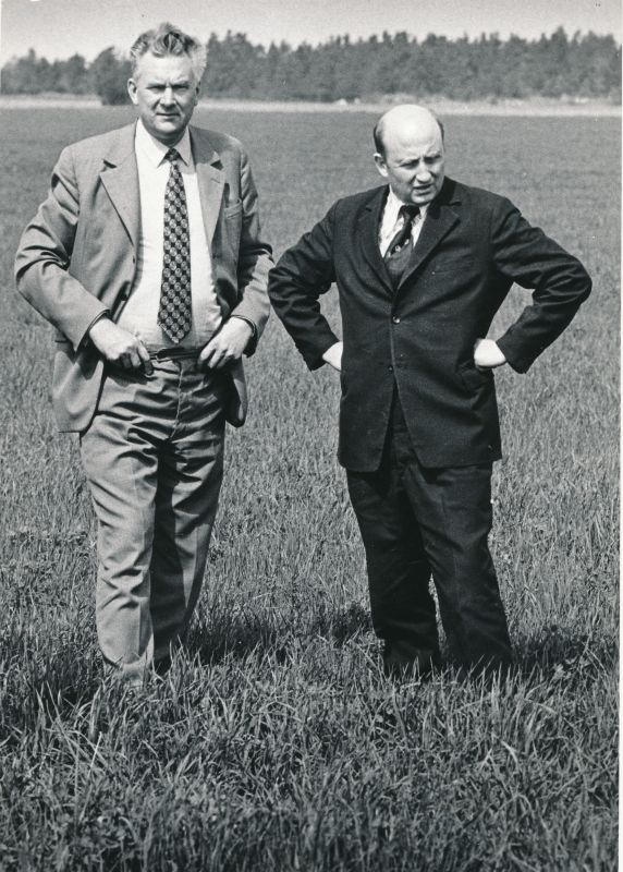 Foto. A.-B.Upsi ja NLKP sektorijuhataja M.Hozjainov V. I. Lenini nimelises kolhoosis 1981. a. maikuus külas rajooni põllumeeste juures.
Foto: Harles Pilter, 1981.a.