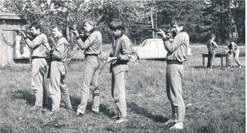 Foto. Haapsalu I Keskkooli 10.a klassi õpilased, "Kotkapoja" rajooni võistkonna liikmed Tuksi spordibaasis.
Foto: H. Pilter, 1981. a.