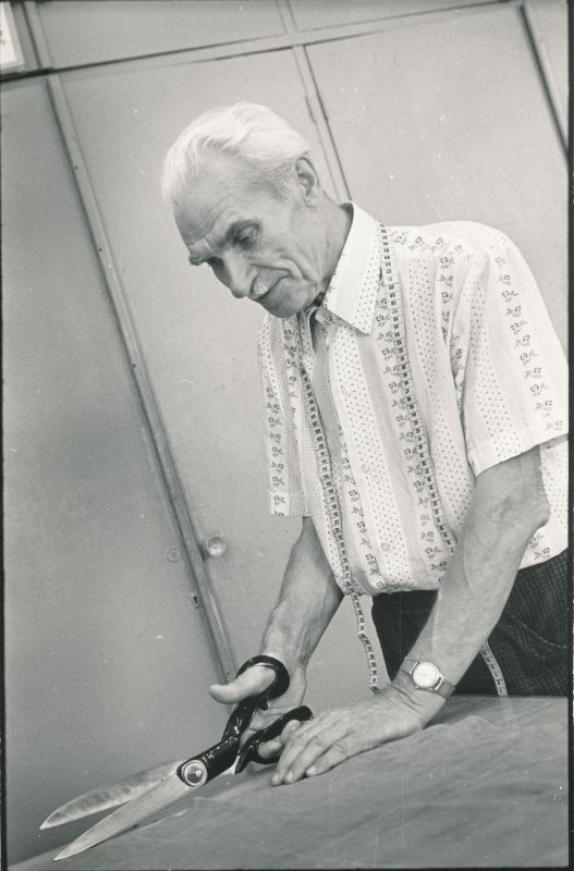 Foto. Haapsalu Teeninduskombinaadi moeateljee rätsep Artur Kroon.
Foto: H. Pilter, 1981. a.