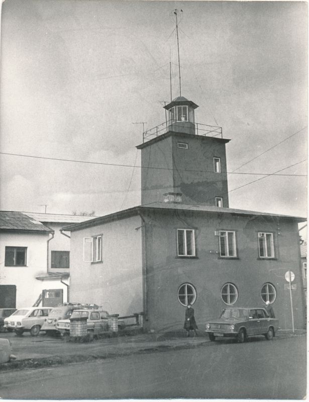 Foto. Haapsalu Tuletõrje Ühingu hoone Võidu 20 (Karja 20).
Foto: E. Pallo, 1981.a.