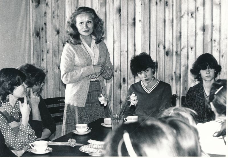 Foto.  Luuletaja Doris Kareva kohtumine lugejatega Haapsalus ("Valge Daami Suleklubi" liikmetega).  10.aprill 1982.a.
Foto: Tenno Sillaste.