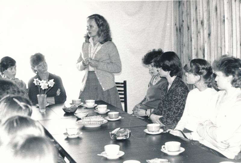 Foto.  Oma tööst räägib luuletaja Doris Kareva.  10.aprill 1982.a.
Foto: Tenno Sillaste.