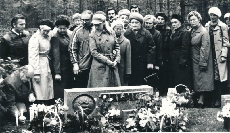 Foto.  Sugulased, tuttavad ja rahvatantsijad Heljo Talmeti haual. 30.september 1982.a.
Foto: Tenno Sillaste.