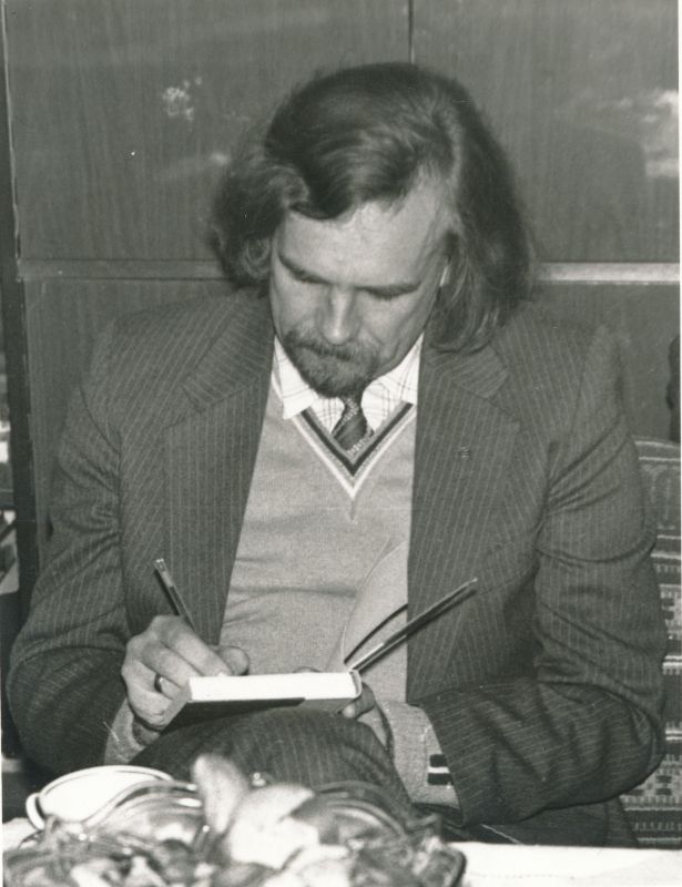 Foto.  Kirjanik Rein Põder annab autogrammi. 20.oktoober 1982.a.
Foto: Tenno Sillaste.