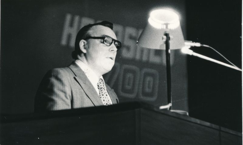 Foto. Haapsalu 700.aastapäeva konverentsil esineb Fredi Tomps, Vabariikliku Arhitektuurimälestiste Kaitse Inspektsiooni juhataja. 7.aprill 1979.a.
Foto: Arvo Tarmula.
