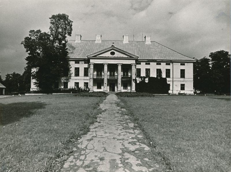 Foto. Lihula mõisa peahoone, 19.09.1976. Foto I. Möldri.