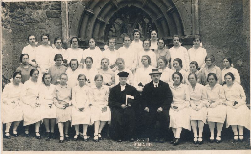 Foto. Leer Ridala Maarja-Magdaleena kirikus 22.IV 1928. Neiud õpetajaga kiriku lääneportaali ees. Mustvalge. Foto: J. Grünthal.
