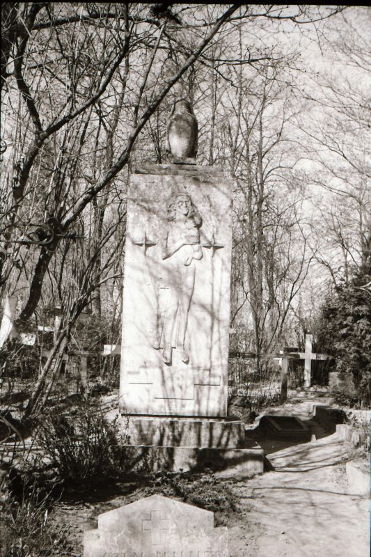 Foto. R. Haavamägi abikaasa Ella Kingo hauamonument Haapsalu Vanal kalmistul. Autor Roman Haavamägi. 1980.