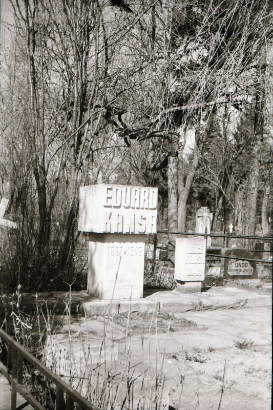 Foto. Paide ühe tunnustatuma pedagoogi Eduard Kansa hauamonument Haapsalu Vanal kalmistul. Autor Roman Haavamägi. 1980.