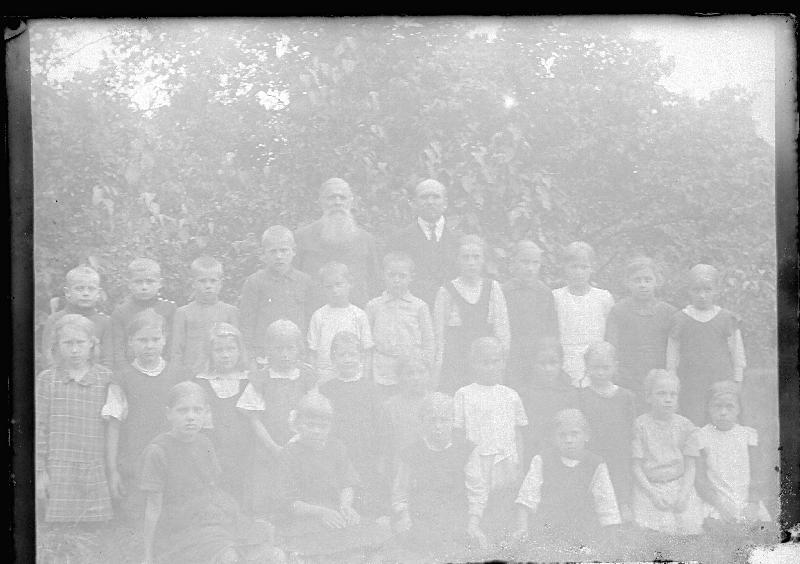 Klaasnegatiiv. XXVII Linna algkooli II c klassi (Lutheri vabriku kooli) õpilased. 7. september 1929 (või 1922).