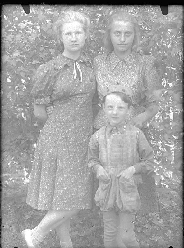 Klaasnegatiiv. Aare Tarendi (sünd 1947), Ivi Tarendi (sünd 1940) lipsukesega, Luule ? .