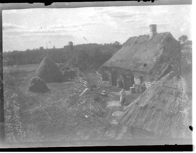Tselluloidnegatiiv. Postimäe talu Maidlas, Kullamaa kihelkonnas. Kunagine Kivisaun. Õuel seisab mari Tiigenberg.
