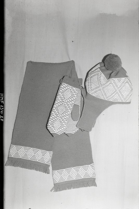 Tselluloidnegatiiv. Teeninduskombinaat "Haapsalu" silmkoe toodete näidised. 1968.
Lapse riided - Sall, müts, kindad (triibud/ruudud mustriga).