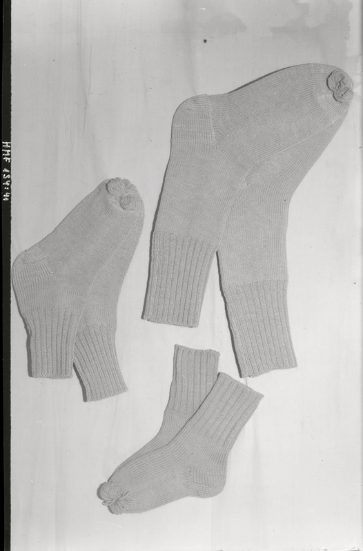 Tselluloidnegatiiv. Teeninduskombinaat "Haapsalu" silmkoe toodete näidised. 1968.
Kolm paari sokke (erinevad suurused).
