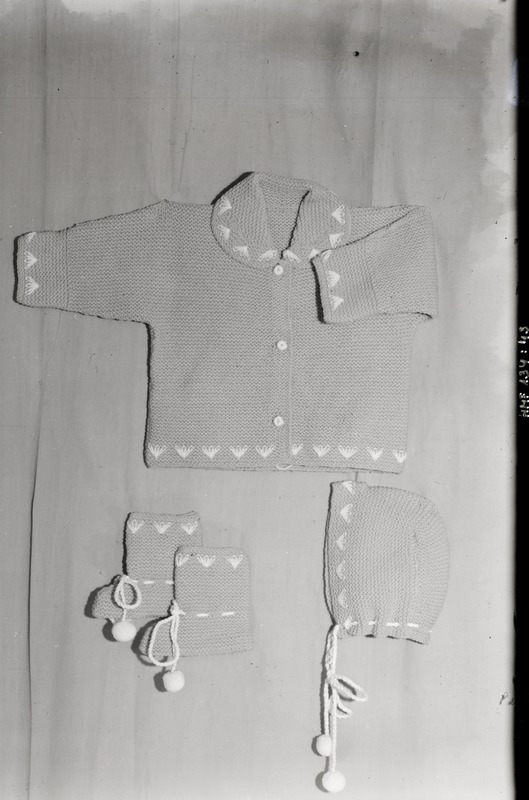 Tselluloidnegatiiv. Teeninduskombinaat "Haapsalu" silmkoe toodete näidised. 1968.
Imiku riided - kuub, müts, sokid (taim-muster).