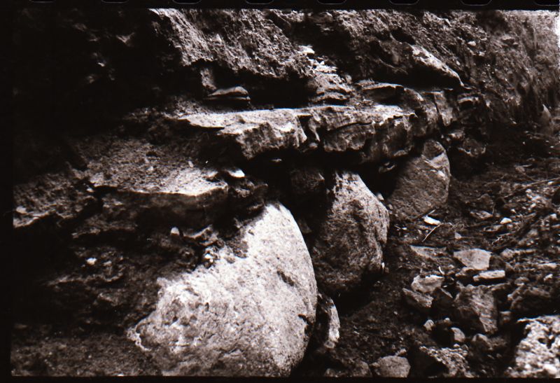 Negatiiv. Haapsalu keskaegse linnamüüri maa-alune osa (raudkivialus). 1965.
Foto: R. Kalk.