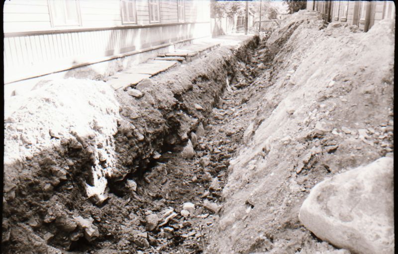Negatiiv. Haapsalu keskaegse linnamüüri maa-alune osa. Vaade Viieristi suunas. 1965.
Foto: R. Kalk.