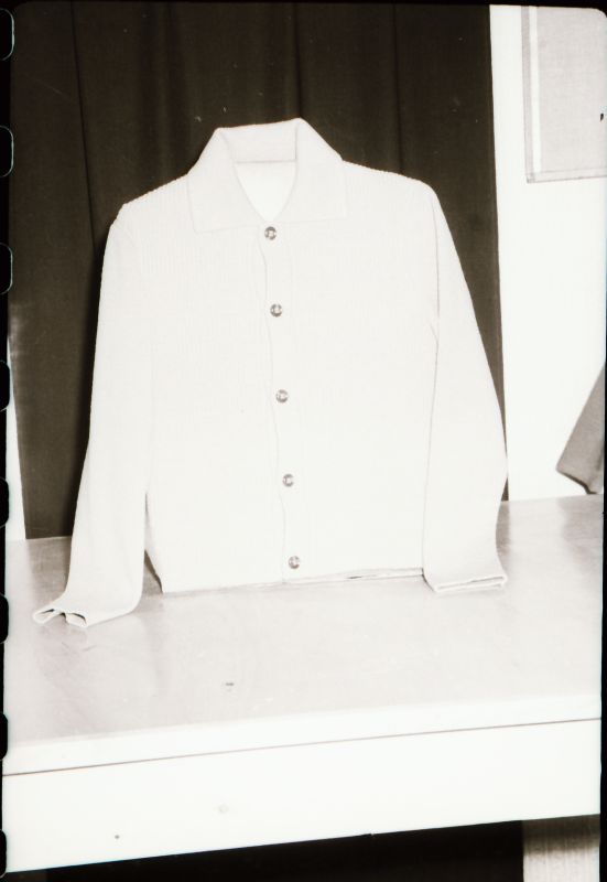 Negatiiv. Teeninduskombinaat "haapsalu" 1968.a. silmkoe toodete näidised. Kampsun- mudel 1968.
Kopeerija: M. Arro, 1967.