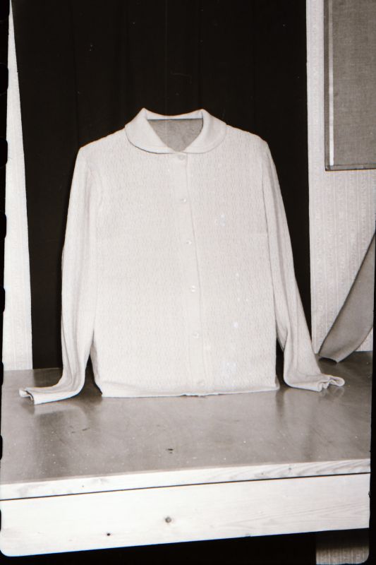 Negatiiv. Teeninduskombinaat "haapsalu" 1968.a. silmkoe toodete näidised. Kampsun- mudel 1968.
Kopeerija: M. Arro, 1967.